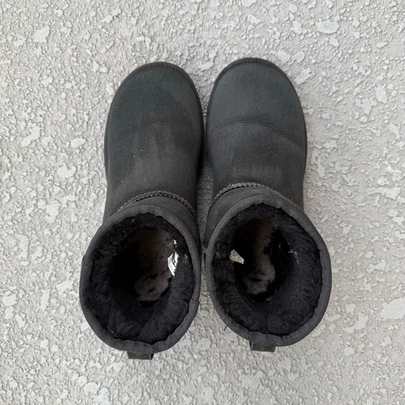 UGG Women's Classic Mini Boot in Black Size 6 - Picture 2 of 12